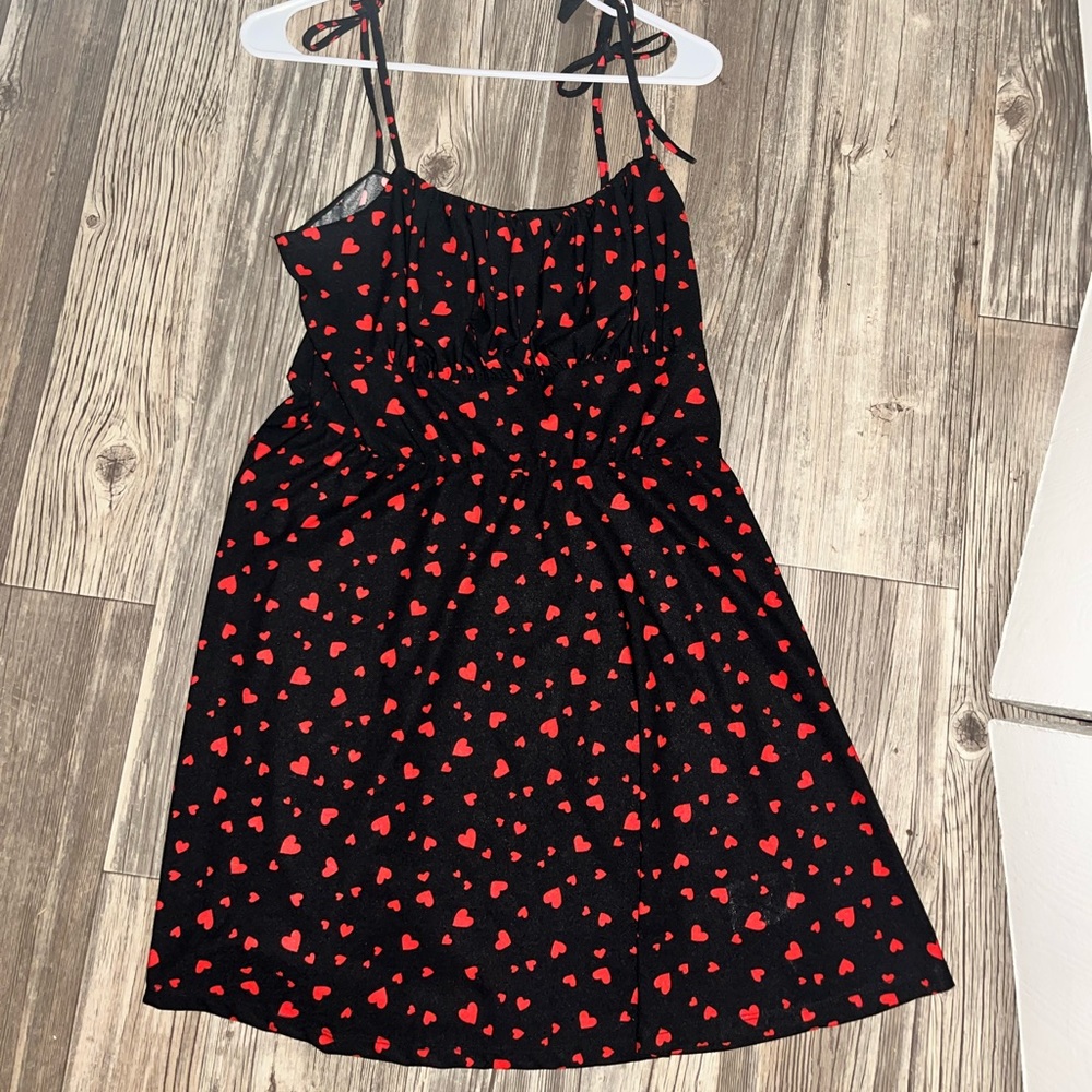 Adjustable black dress with red hearts